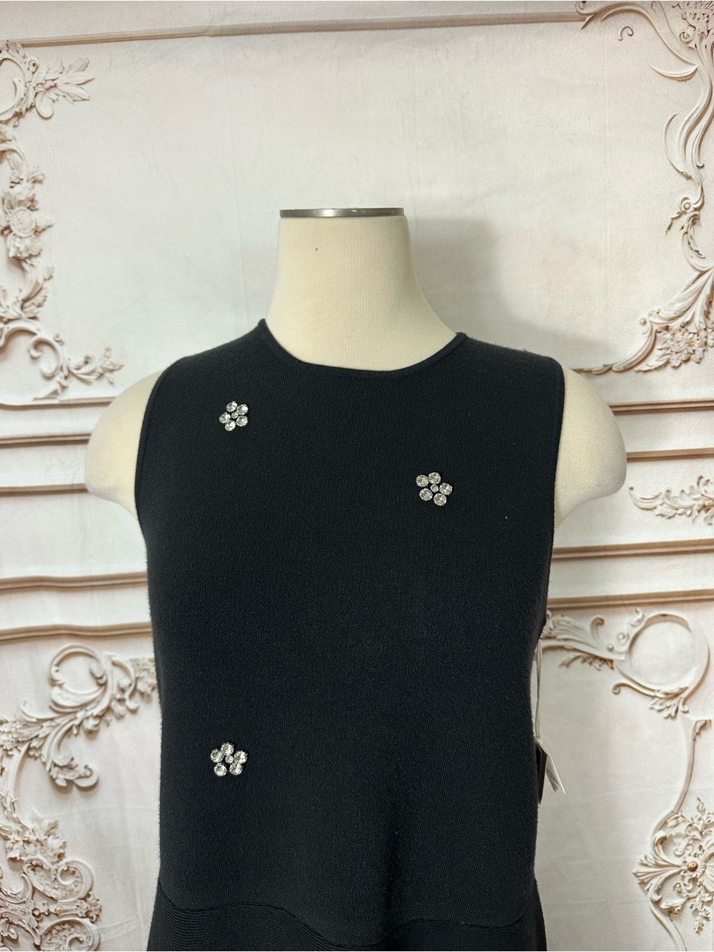 Classic Black Sleeveless Midi Dress with Pearl Floral Details - Picture 5 of 10